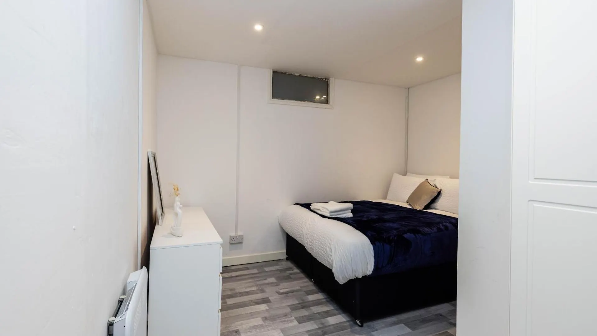 1 Bed-4Guests-Sofabed-Wifi-Closetocity-Parking London Apartment